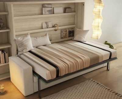 Habitación con cama abatible con sofá, estantería, cómoda y escritorio